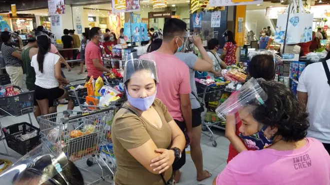 루손 섬 레가스피 지역 주민들이 태풍을 대비해 물건을 사고 있다