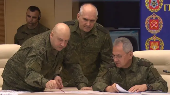 Komandat ruskih snaga u Ukrajini Sergej Surovikin (levo) i ministar odbrane Sergej Šojgu (sedi)