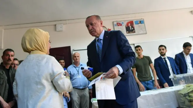 أردوغان طالب مؤيديه بأن يوجهوا "صفعة عثمانية" لمعارضيه في الانتخابات.