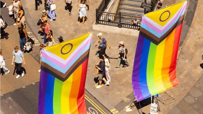 Zastava interseksa je ljubičasti krug na žutoj pozadini, jer ne podrazumeva ni tipično ženske ni tipično muške boje, a sugeriše celovitost i zaokruženost pojedinaca. Valentino Vekjeti dizajnirao je zastavu za Paradu ponosa koja uključuje i interseks.