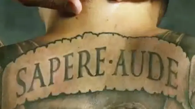 Tatuaje que lee "Sapere aude", "atrévete a saber"