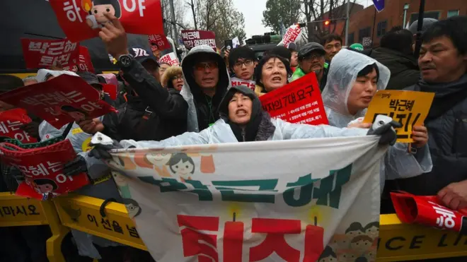 Hàng nghìn người biểu tình phản đối Tổng thống Park Geun-hye ở thủ đô Seoul hôm 26/11 bất chấp thời tiết xấu, giá lạnh