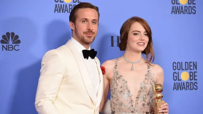 Bintang film La La Land, Ryan Gosling dan Emma Stone, memenangkan penghargaan aktor dan aktris terbaik dalam film komedi atau musikal.