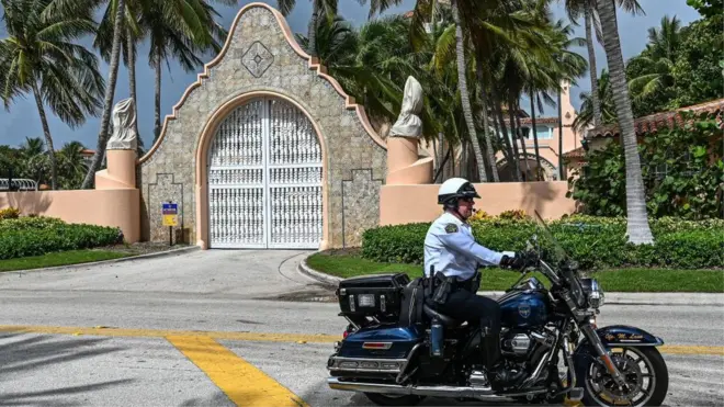 A police officer outside Mar-a-Lago