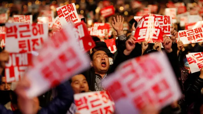 В акции протеста в Сеуле приняли участие десятки тысяч человек