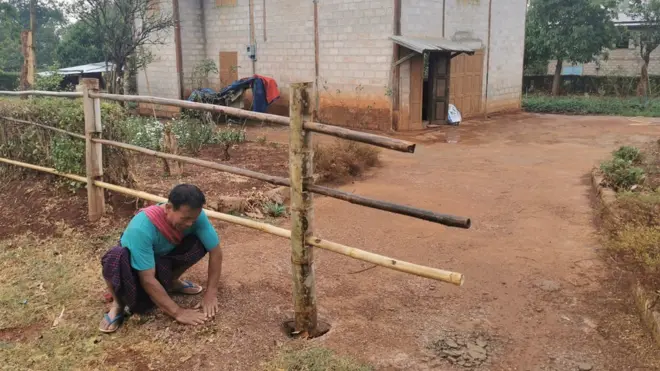 ဆားနဲ့ပျားရည်ကို ခြံဝင်ပေါက်မှာ ချထားနေသူ