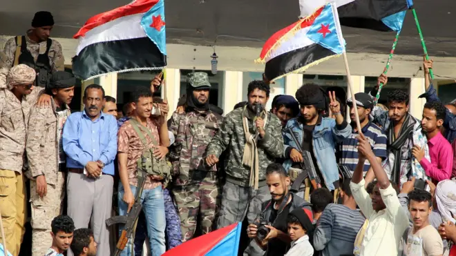 متظاهرون مؤيدون للمجلس الانتقالي الجنوبي.