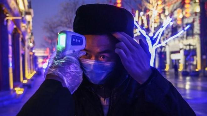 一名男子在北京檢查體溫