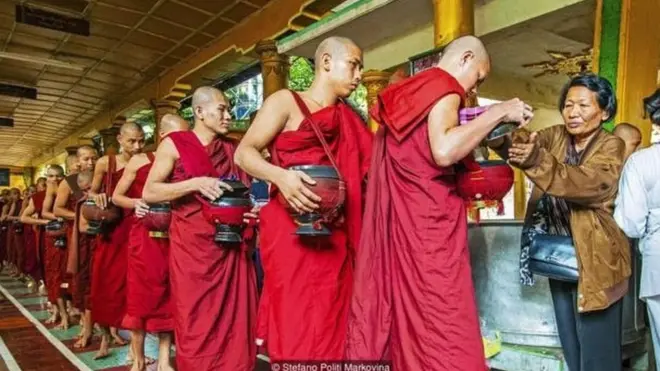 Di Burma, menyumbangkan makanan kepada biksu merupakan praktik yang umum dilakukan dalam tradisi Buddha.