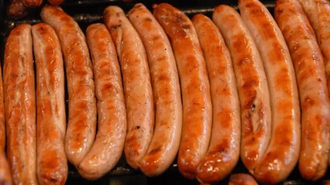 Местные власти требуют, чтобы сосиски были представлены на фестивале