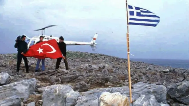 Kardak Kayalıkları'na 27 Ocak'ta çıkan gazeteciler, Yunan bayrağını indirip, Türk bayrağı dikti.