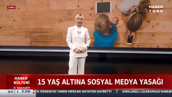 تصویر یک شبکه تلویزیونی، یک مجری محجبه با لباس سفید، پشت سر او، نمایی از بالای دو کودک در حال بازی دیده می‌شود