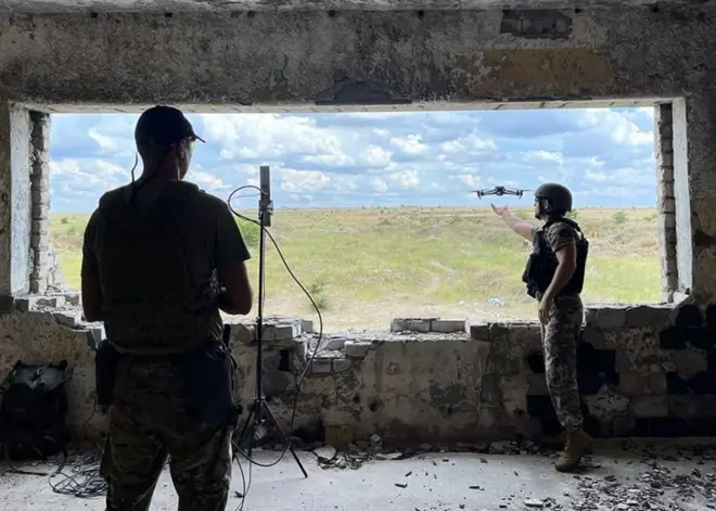 Un soldat ukrainien lançant un drone