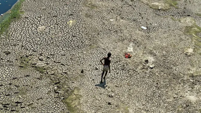 قاع النهر ظاهر، ولم يشهد نهر يامونا جفافاً إلا من خلال جدول صغير يتدفق عبر سد نهر إيست أو، في ٢٦ مارس/آذار ٢٠٢٥ في نيودلهي، الهند. كان تنظيف نهر يامونا محور أجندة حكومة حزب بهاراتيا جاناتا الجديدة