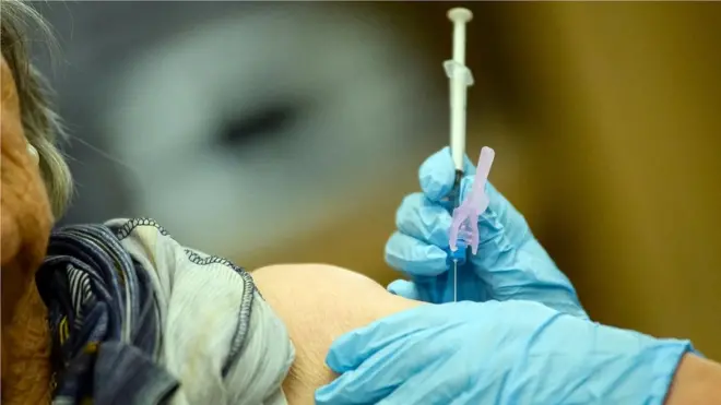 Hiện có lo ngại rằng Covid-19 có thể tiếp tục tiến hóa, khiến các loại vaccine đã phát triển được trở nên kém công hiệu