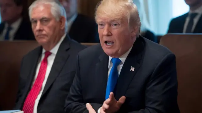 СМИ писали, что ранее в прошлом году Тиллерсон (слева) назвал Трампа болваном