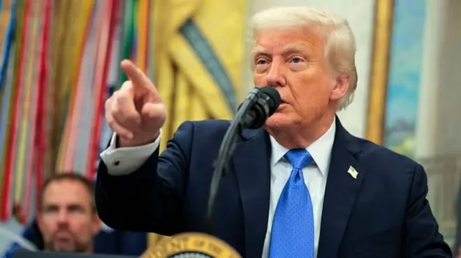 Дональд Трамп указывает пальцем в сторону камеры