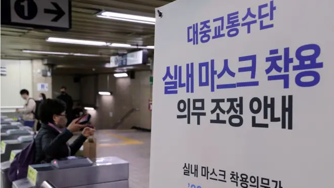 14일 오후 서울 중구 봉래동 지하철 1호선 서울역을 이용하는 시민들이 마스크를 착용한 채 개찰구를 오가고 있다