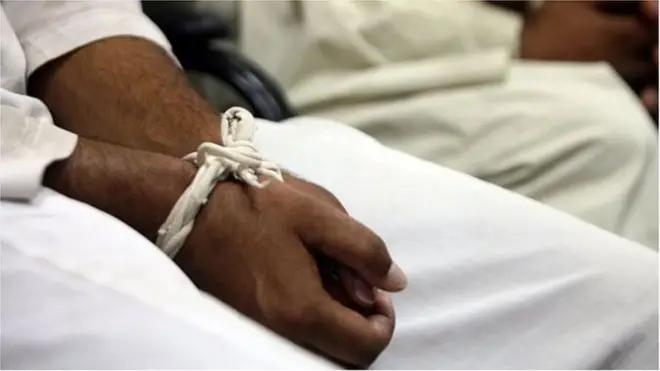 Ripoti za dhuluma huko Abu Ghraib, Iraq, zilionesha kuwa jeshi la Marekani liliwalazimisha wafungwa kucheza uchi na kujichua mbele yao.