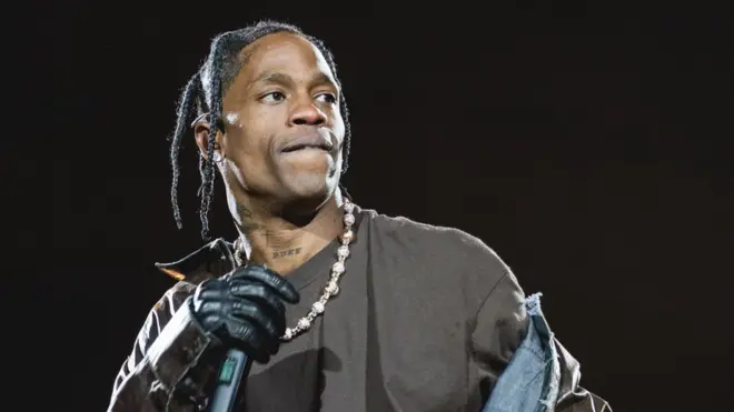 El rapero Travis Scott detuvo su espectáculo al ver a varios fans en dificultades.