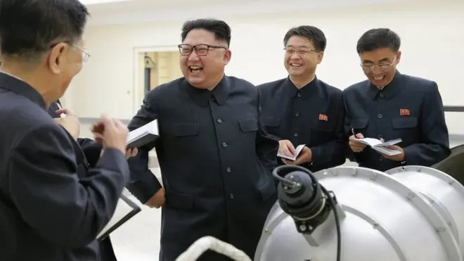 Các hình ảnh gần đây cho thấy lãnh đạo Kim Jong-un đang kiểm tra một quả bom