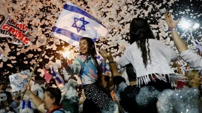 Смену правительства в воскресенье жители Израиля праздновали на улицах