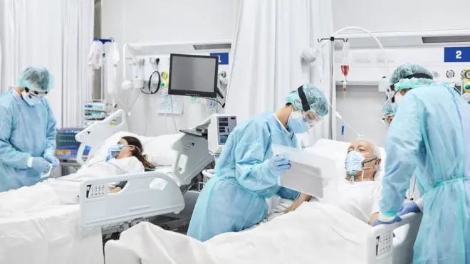 مرضى وأطباء في غرفة مستشفى