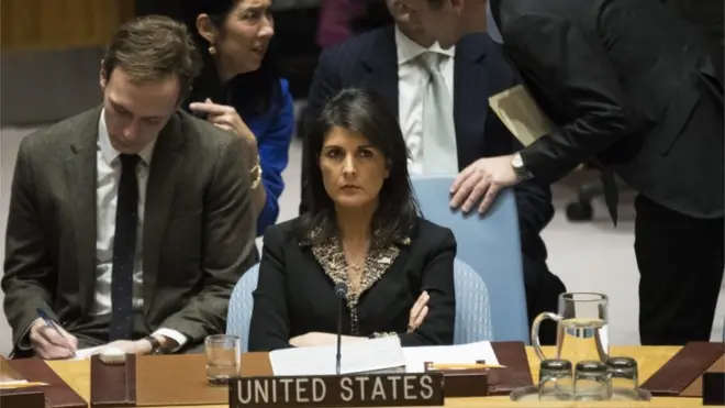 نيكي هيلي سفيرة الأمم المتحدة خلال اجتماع لمجلس الأمن بشأن الوضع في الشرق الأوسط بمشاركة إسرائيل وفلسطين في مقر الأمم المتحدة في 18 ديسمبر/كانون الأول 2017 في نيويورك
