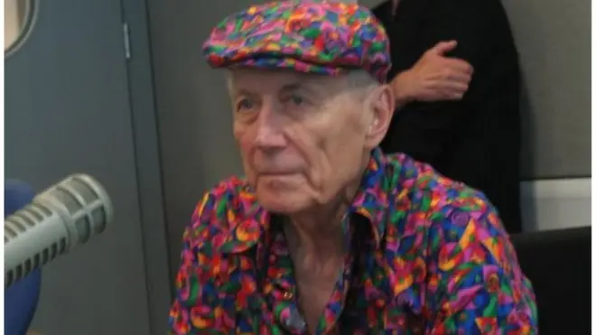 Євтушенко любив яскраві сорочки. В студії Російської служби Бі-бі-сі, 2006 рік