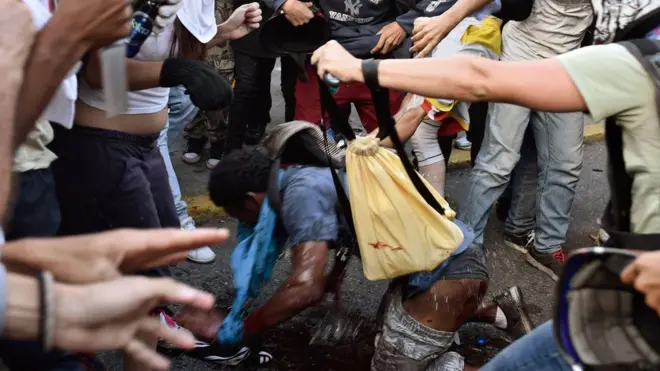 Згідно із свідченнями очевидців, Орландо Фігуеру підпалили через підозру, що він є крадієм