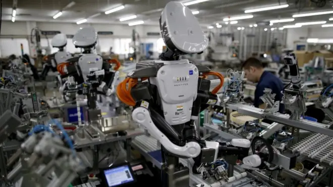 Japonya'da üretim bantlarında insanlarla birlikte görev yapan robotlar