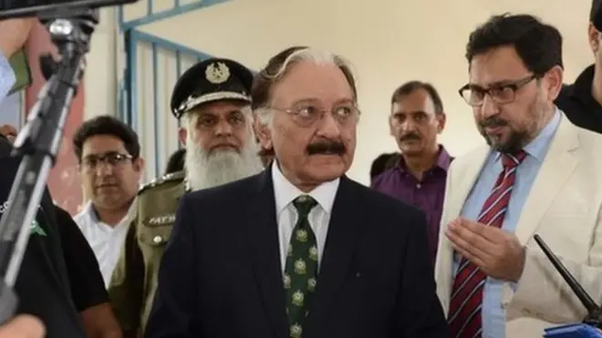 چیف الیکشن کمشنر جسٹس ریٹائرڈ سردار رضا خان نے الیکشن کمیشن کے نئے اراکین سے حلف لینے سے انکار کر دیا ہے