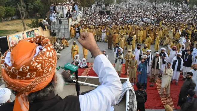 جمعیت علمائے اسلام کے سربراہ مولانا فضل الرحمن نے اعلان کیا ہے کہ وہ 31 اکتوبر کو اسلام آباد پہنچیں گے جہاں پر حکومت کے خلاف دھرنا دیا جائے گا۔