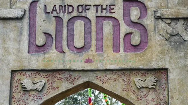 લાયન લખેલું બોર્ડ