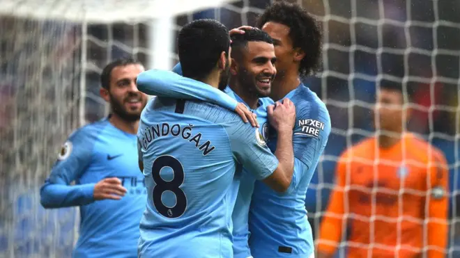 Mahrez félicité par ses coéquipiers après son but contre Burnley.