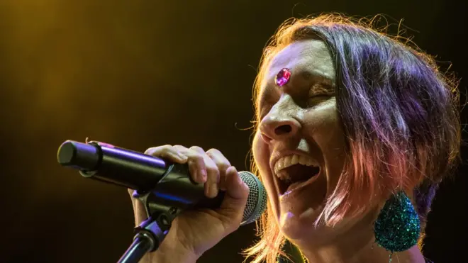 Andrea Echeverri, líder de Aterciopelados, siempre ha tenido una impronta artística y política.