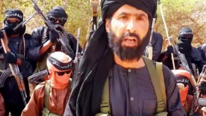 Le chef djihadiste Abdel Walid Al Sahraoui entouré de ses hommes