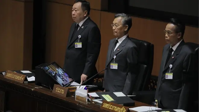 สุชาติ ตันเจริญ (ซ้ายมือ) อดีตสมาชิกกลุ่ม 16 หวนกลับมาทำหน้าที่รองประธานสภาอีกครั้งภายหลังการเลือกตั้ง 2562 ทั้งที่เป็นคนแรกที่ประกาศตัวว่าพร้อมเป็นประธานสภา แต่ต้องเสียเก้าอี้ให้กับ ชวน หลีกภัย จากพรรคประชาธิปัตย์ (คนกลาง)