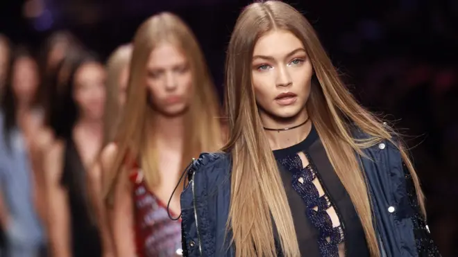 Arxiv. model Gigi Hadid Milan Moda Həftəsində keçirilən podium tədbirində iştirak edir