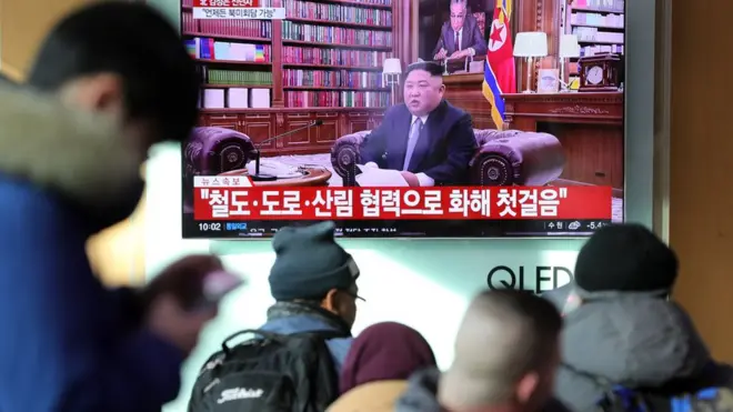 서울역에서 시민들이 북한 김정은 국무위원장의 신년사 관련 뉴스를 시청하고 있다