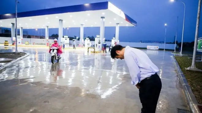 Ông Hiroaki Honjo, Tổng giám đốc Công ty Xăng dầu IQ8 cúi đầu chào khách tại trạm xăng dầu Thăng Long
