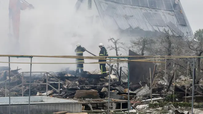 پس از شلیک ۳۶۷ پهپاد و موشک از سوی روسیه در شنبه شب، حداقل ۱۲ نفر در اوکراین کشته و دهها نفر زخمی شدند