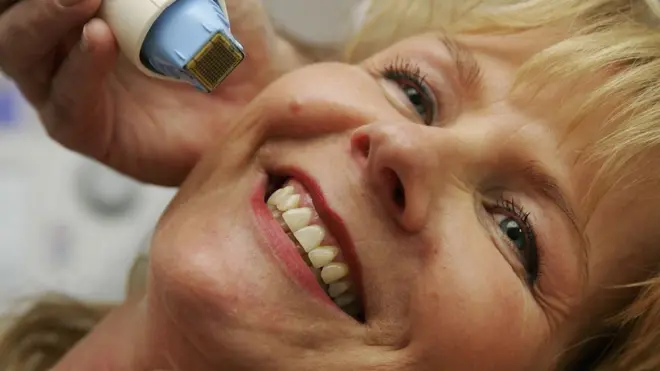 Yüz gerdiren bir kadın