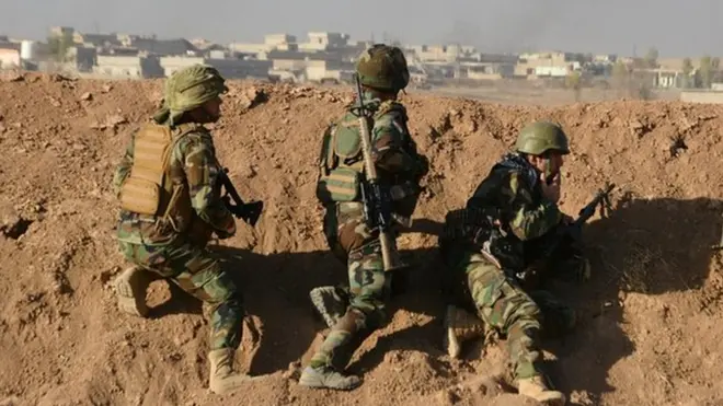 EI se está enfrentando a las fuerzas combinadas de combatientes kurdos Peshmerga, el gobierno iraquí y fuerzas aliadas que cuentan con el respaldo de la coalición liderada por Estados Unidos.