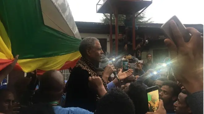 ኣይተ ኣንዳርጋቸው ፅጌ ካብ ቤት ማእሰርቲ ምስ ወፁ ንደገፍቶም መደረ እንተስምዑ