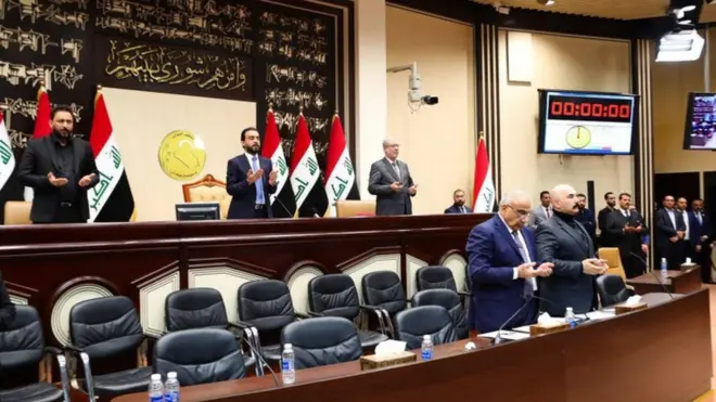 رئيس الوزراء العراقي عادل عبد المهدي ورئيس وبعض أعضاء مجلس النواب العراقي يقرأون الفاتحة قبل بدء جلسة المجلس.