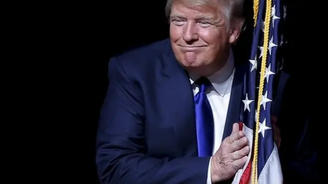 特朗普摸著美國國旗