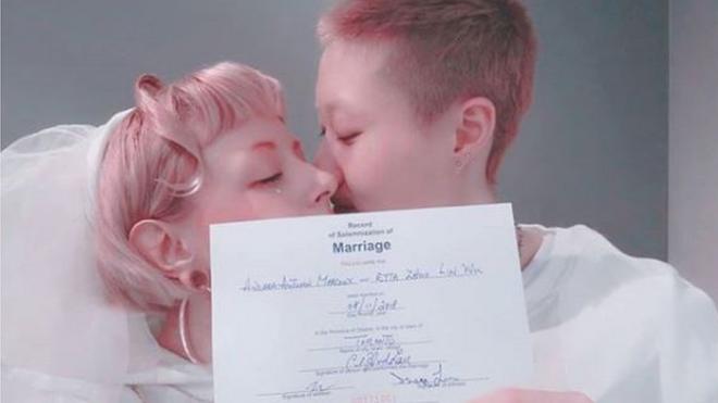 吴卓林与奥特姆在社交网站Instagram上展示结婚证书