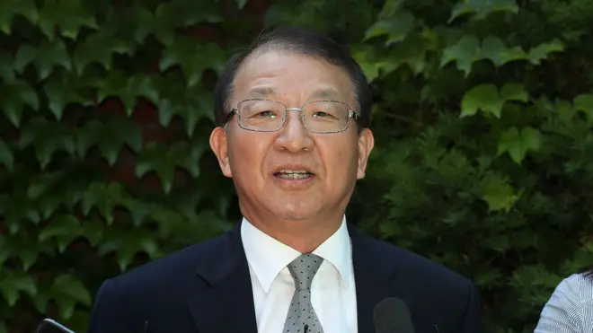 양승태 전 대법원장이 1일 오후 경기도 성남시 자택 인근에서 '재판거래 의혹' 관련 입장을 발표 전 고개숙여 인사를 하고 있다