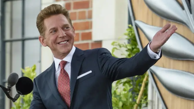 David Miscavige se define como el "líder eclesiástico de la religión de la Cienciología".